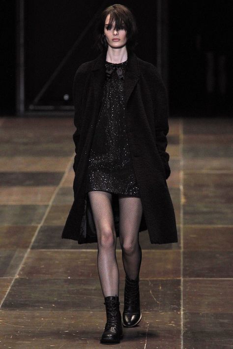 Saint Laurent Fall 2013 Ready-to-Wear Fashion Show Collection Toni Stark, All Black Looks, Fashion Show Collection, Fashion Shows, Runway Fashion, Paris Fashion Week, Fashion Collection, High Fashion, Vintage Ladies