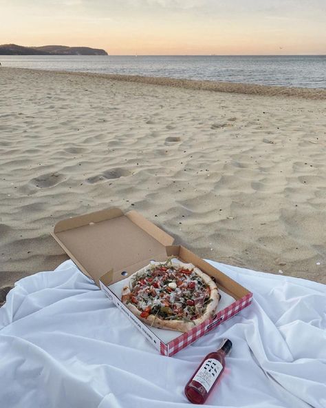 𝓐𝓵𝓮𝓴𝓼𝓪𝓷𝓭𝓻𝓪 on Instagram: “perfect date with myself🌊 #picniconthebeach” Date With Myself, Aesthetic August, Pizza Picnic, Coastal Food, Pizza Italian, Food Picnic, Surfing Aesthetic, Sea Isle City, Fall Picnic