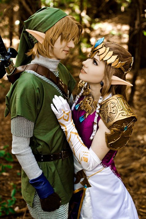 Look at Link and Zelda, they’re so in love! | 25 Mind-Bogglingly Good Cosplays From 2012 Link And Zelda, Cosplay Couple, Cute Couples Costumes, Best Cosplay Ever, Couples Cosplay, Halloween Parejas, Couple Cosplay, Best Couples Costumes, Zelda Cosplay