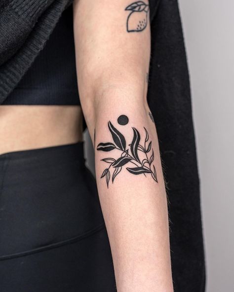 Brown Tattoo Ink, Montreal Tattoo, Tatoo Inspiration, Flame Tattoos, Wild Tattoo, Handpoke Tattoo, Plant Tattoo, Modern Tattoos, Up Tattoos