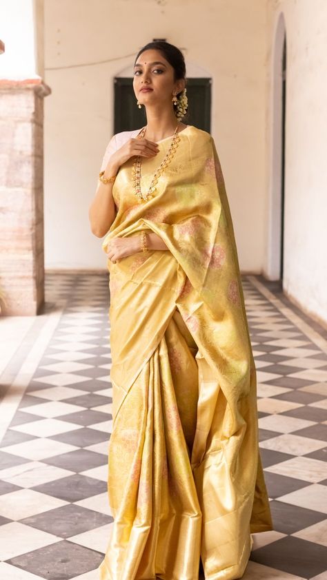 Kanchipuram Saree Wedding, Gold Saree, Kanjeevaram Silk Saree, Silk Kurti Designs, Brocade Saree, Silk Saree Kanchipuram, Wedding Sari, Silk Kurti, Saree Silk