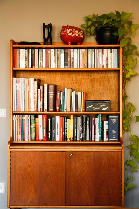 Bokhylla i Teak. Midcentury Bookshelf, Bookshelf Inspiration, Vintage Bookshelf, Apartment Inspiration, Mid Century Modern Furniture, Furniture Makeover, Midcentury Modern, Bedroom Interior, Bookshelves