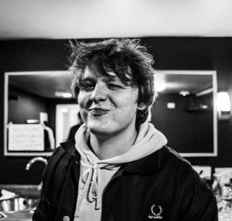 Lewis Capaldi Aesthetic, Louis Capaldi, Lewis Calpadi, Cool Album Covers, Lewis Capaldi, Unpopular Opinion, Harry Styles Pictures, Friends Tv, Red Aesthetic