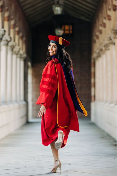 Graduation pictures Graduation Pose For Ladies, Graduation Outfit Ideas Doctor, Phd Graduate Pictures, Graduation Poses For Females, Slp Masters Graduation Pictures, Med Student Graduation Pictures, Masters Degree Grad Photos, Graduate School Pictures, Law Graduation Photoshoot