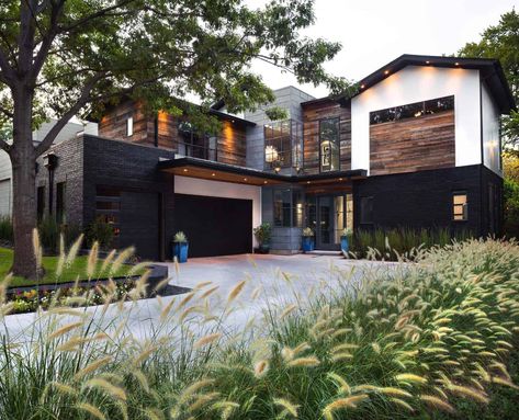 Urban Contemporary Home-Rosewood Custom Builders-16-1 Kindesign Industrial Home Exterior, Industrial Exterior Design, Industrial House Exterior, Industrial Exterior, Casa Garage, Garage Paint, Eksterior Modern, Contemporary House Exterior, Casa Exterior