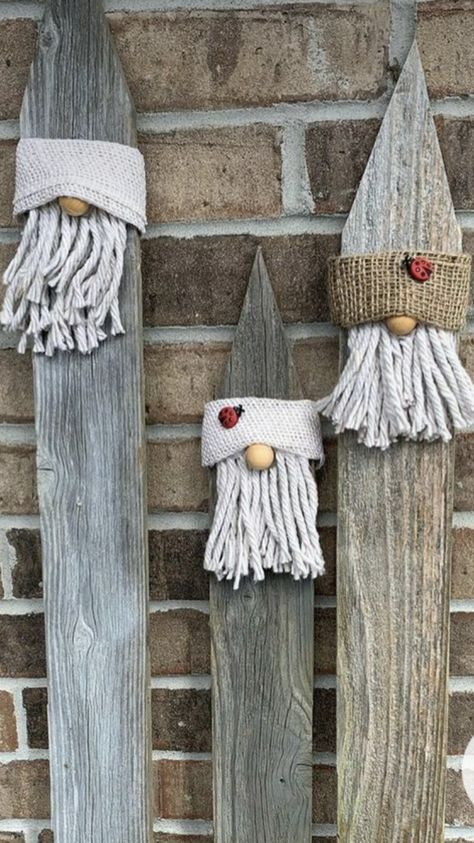 Jul Diy, Fence Picket, Christmas Wood Crafts, Holiday Crafts Christmas, Fabric Christmas Ornaments, Mobile Homes, Christmas Decorations Rustic, Christmas Ornament Crafts, So Creative