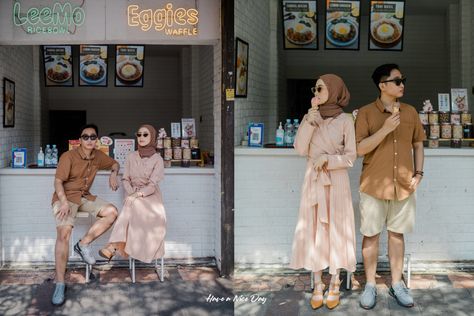 Prawedding Konsep Outdoor Casual, Foto Prewedding Casual Outdoor, Prewed Casual Outdoor, Ide Prewedding Casual, Prewedding Cafe, Prewedding Ideas Casual Hijab, Prewed Hijab, Retro Hijab, Prewed Casual