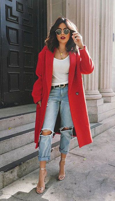 From velvet jackets to red bodycon dresses, there is something for everyone from cozy to glam. Have a look at these 25 Casual XMAS Holiday Outfit Ideas for Every Girl's Style. Christmas + New Year Outfits via higiggle.com | Red Trench Coat | #holiday #christmas #newyear #coat Fall Fashion Coats, 일본 패션, Trening Fitness, غرفة ملابس, Ținută Casual, Modieuze Outfits, Red Coat, Elegantes Outfit, Pinterest Fashion