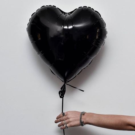 Balloon Party Decor, Valentine Photo Shoot, Black Balloon, Pumpkin Queen, Galentines Party, Anti Valentines Day, Balloon Party, Balloon Birthday, Goth Decor