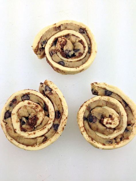 Chocolate Chip Cookie Stuffed CInnamon Rolls. See! I told you. I think I found the end of Pinterest. I can't stop laughing. 😂 Cinnamon Rolls Chocolate Chip Cookies, Cookie Dough Roll Recipes, Cinnamon Rolls With Cookie Dough, Chocolate Chip Cookie Stuffed Cinnamon Rolls, Cinnamon Roll Cookie Dough, What To Do With Chocolate Chip Cookie Dough, Cinnamon Rolls Cookies Recipe, Pillsbury Chocolate Chip Cookies Ideas, Chocolate Chip Cookie Dough Cinnamon Rolls