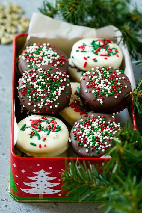 Christmas chocolate covered Oreos in a gift tin. Oreo Christmas Treats, Christmas Oreos, Oreo Sandwich, Easy Christmas Treats, Holiday Sides, Chocolate Dipped Oreos, Dipped Oreos, Editing Lightroom, Christmas Food Gifts