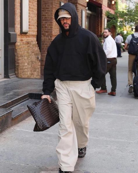 Kendall Jenner and Bad Bunny leaving the same hotel the morning after the Met Gala Trousers Outfit Men, Japanese Street Fashion Men, Athleisure Chic, Minimal Streetwear, Classy Outfits Men, Dope Outfits For Guys, Bunny Outfit, Mens Casual Dress Outfits, The Met Gala