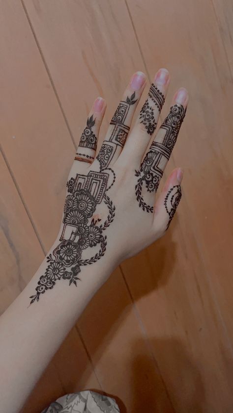 Mehandi On Back Hand, Latest Mehndi Designs Front Hand 2024, Aesthetic Mehendi Back Hands Simple, Mandhi Design For Girl, Mehndi Designs For Girls Hands, Simple Back Mehndi Designs, Mahndi Pic, Simple Mendhi Designs, Simple Aesthetic Mehndi Designs