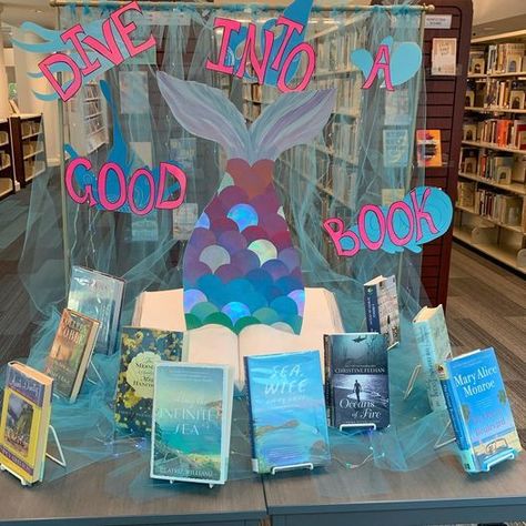 Book Fair Ideas Display, Dive Into A Good Book, School Library Book Displays, Reading Display, Under The Sea Decorations, School Library Displays, Teen Library, Library Work, Library Themes