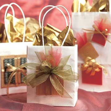 Homemade Gift Bags, Decorated Gift Bags, Gift Bags Diy, Ge Bort, Easy Christmas Gifts, Creative Gift Wrapping, Gift Toppers, Diy Gift Wrapping, Christmas Packaging