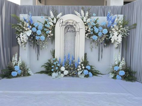 Light Blue Wedding Backdrop, Blue And White Wedding Backdrop, Wedding Backdrop Blue, Blue Wedding Backdrop, Outdoor Wedding Altars, Dark Blue Wedding, Flower Backdrop Wedding, Wedding Hall Decorations, Wedding Background Decoration