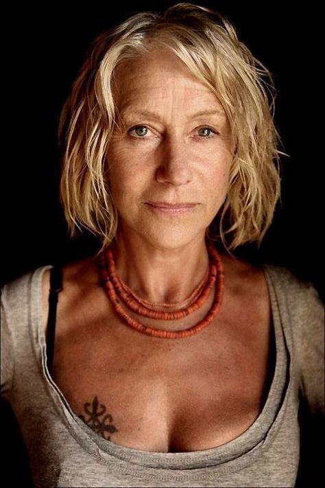 Dame Helen Mirren at 70 yrs old Annie Leibovitz, Foto Tips, Helen Mirren, Ageless Beauty, Aging Beautifully, Aging Gracefully, Gorillaz, 인물 사진, Famous Faces