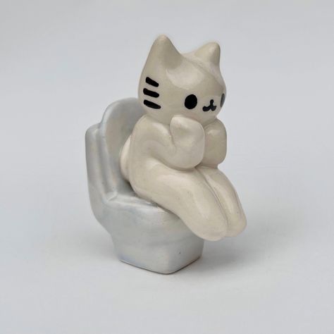 Cat Pottery Ideas, Mini Clay Sculptures, Air Dry Clay Figures, Coquette Enhypen, Sculpture Art Clay, Tanah Liat, Clay Diy Projects, Clay Crafts Air Dry, Cute Polymer Clay