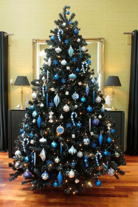 Christmas Tree Blue And Silver, Christmas Trees Decor Ideas, Winter Wonderland Centerpieces, Silver Christmas Tree Decorations, Blue Christmas Tree Decorations, Christmas Tree Bag, Decorating Christmas Tree, Home Christmas Tree, Christmas Tree Decoration Ideas