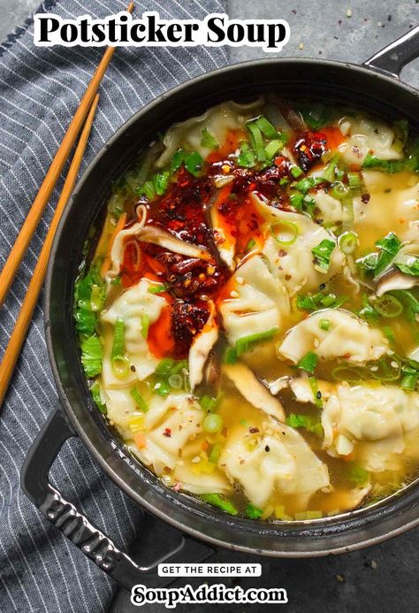 Gyoza Soup Recipe, Prawn Gyoza, Dumplings Receta, Gyoza Soup, Potsticker Soup, Asian Soup Recipes, Vegetable Dumplings, Dumpling Soup, Soup Base