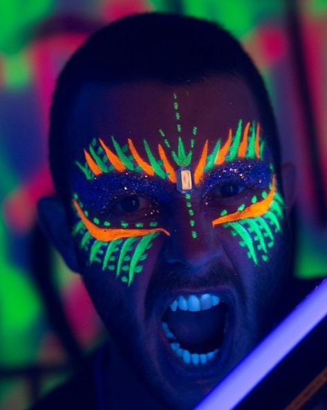 Neon Uv Makeup, Glow Face Paint Ideas, Glow Party Makeup, Uv Makeup Ideas, Neon Party Makeup Ideas, Neon Party Makeup, Face Paint Neon, Pintura Facial Neon, Neon Face Paint Ideas