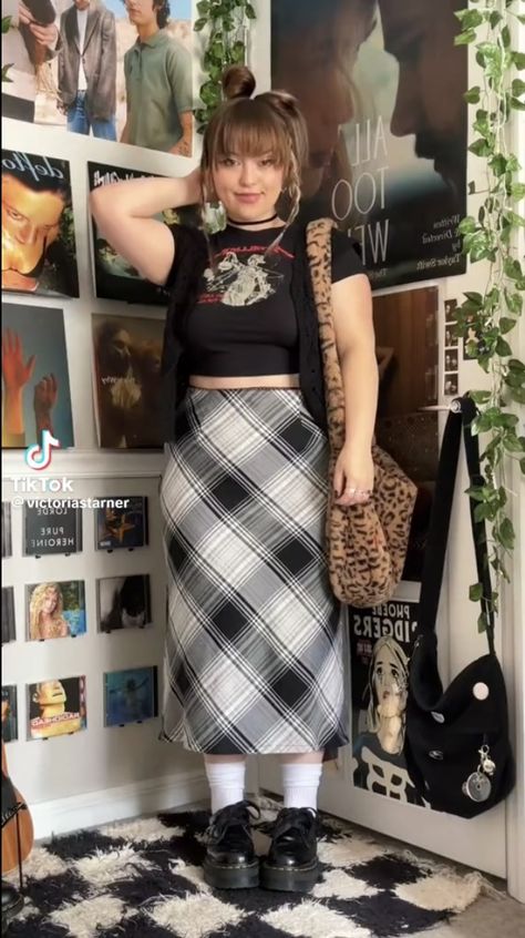 Round Face Outfit Ideas, Plus Size University Outfits, 90s Alt Fashion, Alt Plus Size Outfits, Plus Size 90s Outfits, Midsize Goth Outfits, Modest Grunge Outfits, 90s Plus Size Outfits, Plus Size Alt Outfits