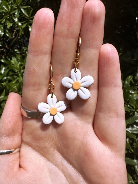 Poly Clay Flower Earrings, Xlay Earrings, Jewelry Out Of Clay, Cute Polymer Clay Jewelry, Easy Clay Charms Simple, Easy Air Dry Clay Earrings, Earrings Handmade Studs, Clay Made Earrings, Cute Fimo Earrings