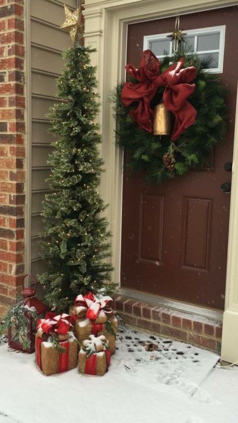 Christmas Tree Front Door, Front Home Christmas Decoration, Front Door Entrance Christmas Decor, Entry Door Christmas Decor, Christmas Front Door Decor Entrance Traditional, Xmas Door Decorations Front Porches, Flower Bed Christmas Decor, Christmas Entrance Decor Porch Ideas, Doorstep Christmas Decor