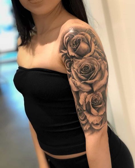 Rose Shoulder Tattoos For Women, Rose Tattoos On Arm, Hood Tattoos, Rosen Tattoo Frau, Girl Shoulder Tattoos, Realism Tattoos, Rose Tattoo Sleeve, Rose Tattoos For Women, Hand Tattoos For Girls