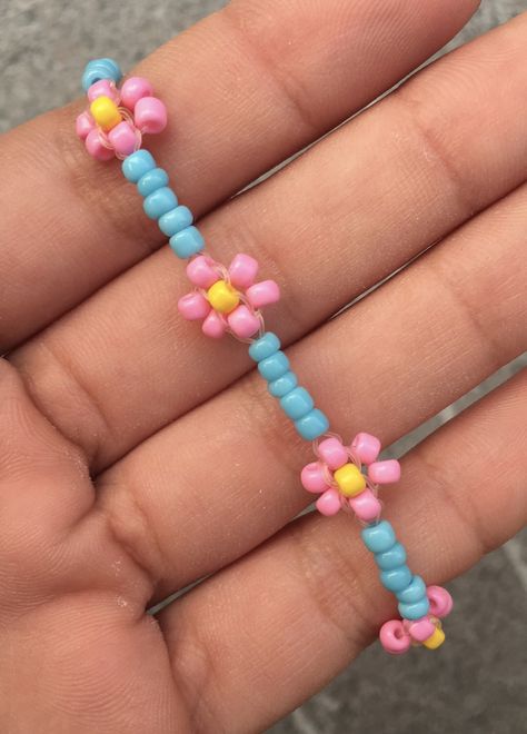 Preppy Bracelet Ideas, Beady Eye, Preppy Bracelets, Diy Beaded Bracelets, Teen Jewelry, Aesthetic Accessories, Bead Charms Diy, Bracelets Diy, Beaded Bracelets Diy