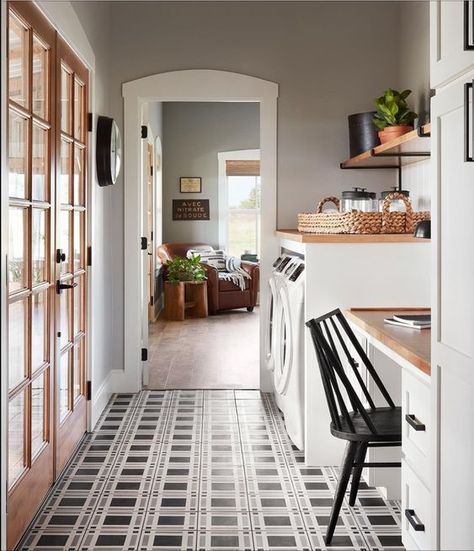 Farmhouse Fixer, Room Country, Fixer Upper Kitchen, Hgtv Fixer Upper, Cement Tile Shop, Easter Vintage, Farmhouse Laundry Room, American Farmhouse, Interior Vintage