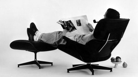 This design was modeled after a baseball glove. Eames Plywood Lounge Chair, Charles Ray Eames, Eames Office, Vitra Design Museum, Terence Conran, Vitra Design, Charles And Ray Eames, Charles Ray, Eames Chairs