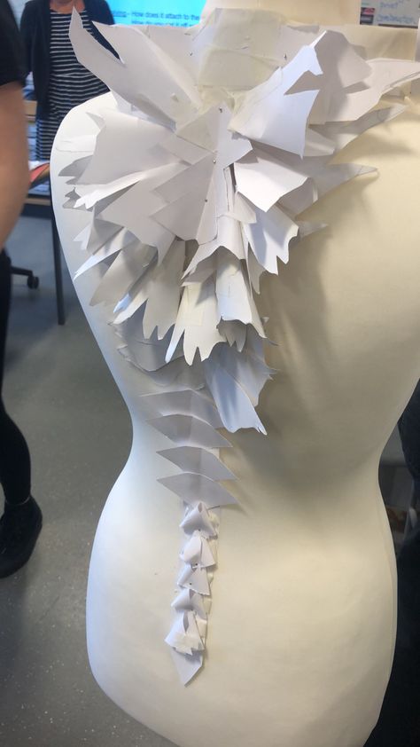 Paper Body Adornment, Fashion Facts, Newspaper Dress, Higher Art, Experimental Design, Organic Fashion, Fairytale Fashion, Paper Dress, Body Adornment