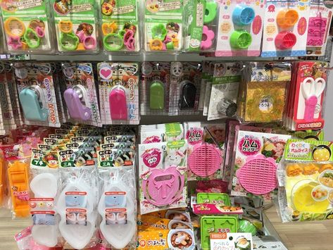 MONSTER LIST OF AWESOME THINGS TO BUY IN JAPAN! What To Buy In Tokyo, What To Buy In Japan, Things To Buy In Japan, Souvenirs From Japan, Japan For Kids, Japan Tips, Monster List, Awesome Things To Buy, Japanese Apron