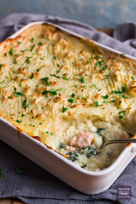 Classic fish pie recipe baked with a mash topping Best Fish Pie Recipe, Fish Pie Sauce, Seafood Snacks, Easy Pie Recipe, Fish Pie Recipe, Salmon Pie, Haddock Recipes, Smoked Haddock, Fish Pie