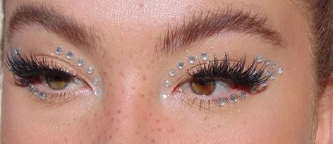 Eye Looks With Rhinestones, Carnaval Make-up, Editorial Make-up, Makeup Zombie, Euphoria Makeup, Rhinestone Makeup, Rave Makeup, Makeup Guide, Makeup Eye Looks