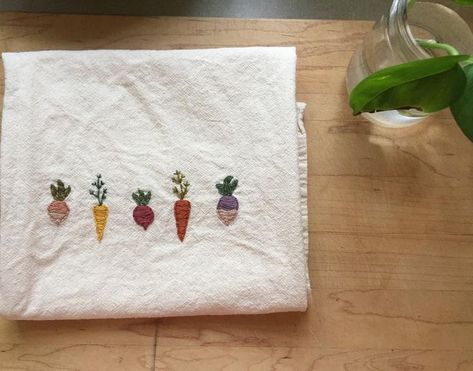 Tea Towels Embroidery, Embroidery Decor, Embroidery Napkins, Hand Embroidery Patterns Free, Clothes Embroidery Diy, Root Vegetable, Towel Embroidery, Embroidered Napkins, Hand Embroidery Projects