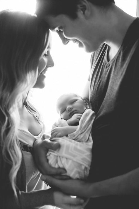 Baby und Familie: 46 Bilder zum Inspirieren! - Archzine.net Foto Newborn, Baby Fotografie, Newborn Family Photography, 3 Girls, Foto Baby, Newborn Shoot, Birth Stories, Newborn Family, Newborn Baby Photography