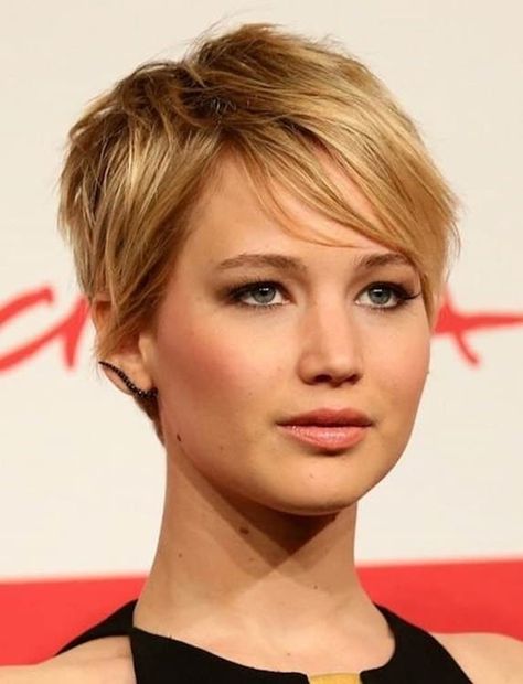 35 Ideal Pixie Cuts for Women with Round Face [2019] Jennifer Lawrence Pixie, Kort Pixie, Trendy We Fryzurach, Pixie Cut Styles, Easy Hairstyles For Thick Hair, Thick Wavy Hair, Tousled Hair, Blonde Pixie Cuts, Round Face Haircuts