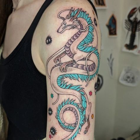 Color tattoo of haku and soot sprites on upper arm Haku Tattoo, Tatuaje Studio Ghibli, Studio Ghibli Tattoo, Ghibli Tattoo, Chihiro Y Haku, Dragon Sleeve Tattoos, Tatuaje A Color, Dragon Tattoo Designs, Women's Tattoo