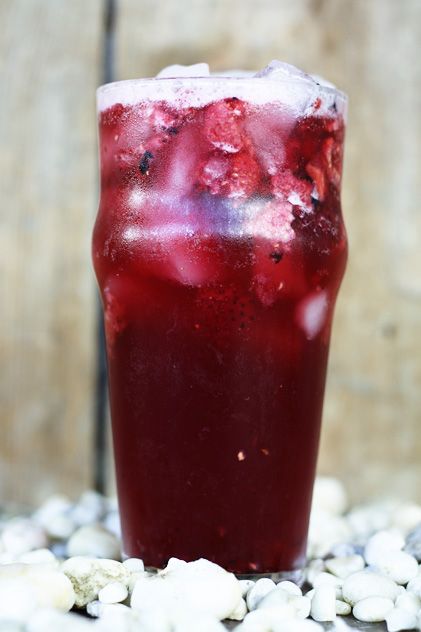 Zingy hibiscus and sweet freeze dried berries get shake-shake-shaken into homemade green coffee extract (yes you CAN do that at home!) and ice creating a fabulous knock-off of the Starbucks Very Berry Hibiscus Refreshers at a fraction of the cost. Hibiscus Refresher, Refresher Drinks, Refresher Starbucks, Very Berry Hibiscus Refresher, Hibiscus Drink, Berry Hibiscus, Coffee Extract, Shake Shake, Dried Berries