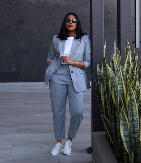 Casual Outfit Work Summer, Women In Suits And Sneakers, Smart Casual Chic Style, Suit Looks Women, Casual Suit Outfits Women, Office Suits For Women Work Outfits, Streetwear Chic Fashion, Summit Outfit Ideas, Suits With Sneakers Women