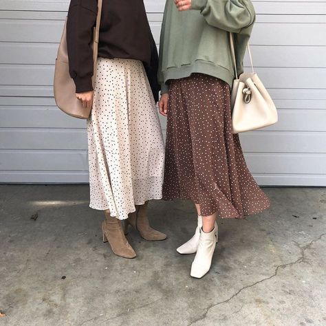 Polka dot midi skirts #midiskirts #fallootd #fallstyle Rok Outfit, Stile Hijab, Polka Dot Midi Skirt, Hijabi Outfits Casual, Stil Inspiration, Looks Street Style, Modest Clothing, Ținută Casual, Modieuze Outfits