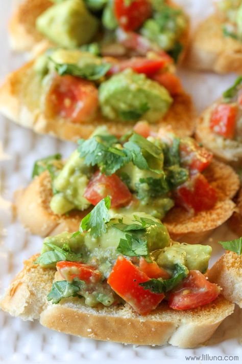 Guacamole Bruschetta - Lil'Luna - a simple, quick and delicious appetizer filled with tomato and avocados! Avocado Crostini, Italian Appetizers Easy, Italian Recipes Appetizers, Crostini Appetizers, Crostini Recipes, Italian Appetizers, Tea Sandwiches, Chapati, Healthy Appetizers