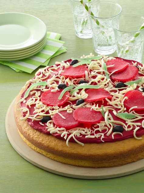 Not your average dessert "pizza," this creative cake is easier than it looks to make! Pizza Birthday Cake, Food Pranks, Pizza Sugar Cookie, Sweet Pizza, Betty Crocker Cake, Cake Pizza, Fruit Pizza Sugar Cookie, Cakes To Make, Fruit Pizza Recipe