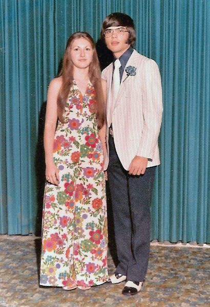 Happy Anniversary Mom And Dad, 70s Prom, Weird Haircuts, Funny Prom, Bangs And Glasses, Weird And Funny, 80s Prom, Bridal Party Outfit, Classic Girl