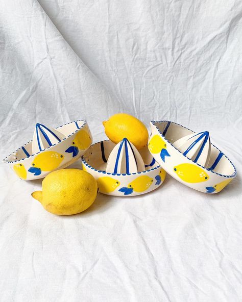 Lemon Juicer Pottery, Ceramic Citrus Juicer, Ceramic Lemon Juicer, Lemon Pottery Painting, Playful Ceramics, Juicer Ceramic, Ceramic Pottery Painting Ideas, Summer Ceramics, Juice Maker