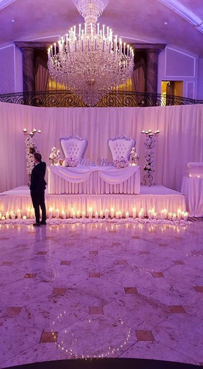 Wedding Ideas Elegant Romantic Sweetheart Table, Elegant Wedding Dinner Table Setting, Married Couple Table Wedding Ideas, Quince Court Table, Mansion Wedding Reception, Sweet 15 Party Ideas Quinceanera, Bride Groom Table, Dream Wedding Reception, Sweetheart Table Wedding