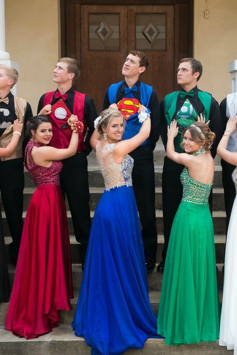 Spiderman Theme Prom Dress, Marvel Prom Dress, Superhero Homecoming Theme Outfits, Superhero Prom, Superhero Wedding Pictures, Superhero Wedding Theme, Prom Pictures Group, Prom Pictures Couples, Prom Picture