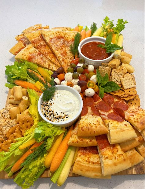 Dinner Charcuterie, Pizza Breadsticks, Charcuterie Party, Pizza Buffet, Party Food Buffet, Charcuterie Inspiration, Snack Board, Party Food Platters, Pizza Food